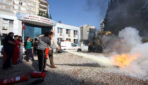 Bayraklı'da öğrencilere yönelik yangın tatbikatı yapıldı