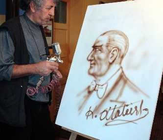 Emekli resim öğretmeni 3,5 dakikada Atatürk portresi çiziyor